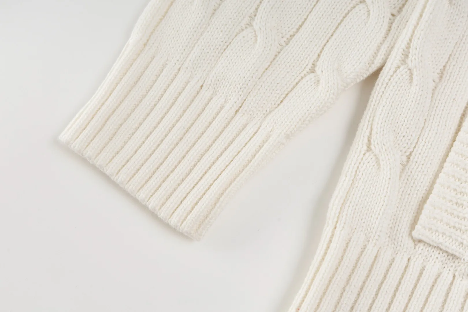 P260 #R98 RALPH LAUREN Ralph Lauren nine-color classic small label embroidery logo full zipper knitted cable cardigan sweater, high-density LOGO embroidery on the chest, original customization of tag accessories. Made of pure cotton yarn, pure cotton is skin-friendly and comfortable, small label war horse embroidered twist zipper cardigan sweater 🐎 high quality, follow the blogger to learn how to wear it! Let’s buy a Ralph Lauren cable sweater. It’s a super hard-to-find series after it became popular. It’s hard to find one on the official website. It’s simple and practical to wear, with a lazy and loose feel. The thickened fabric has more texture, feels soft and delicate, and has a loose fit. Whether worn alone or layered, you can wear different styles of fashion with just one piece!   Size：XS S M L